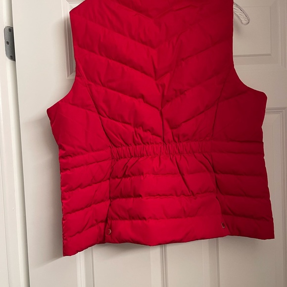 Puffer Vest -Red  Faux fur removable collar. Petite XL. - Picture 2 of 3